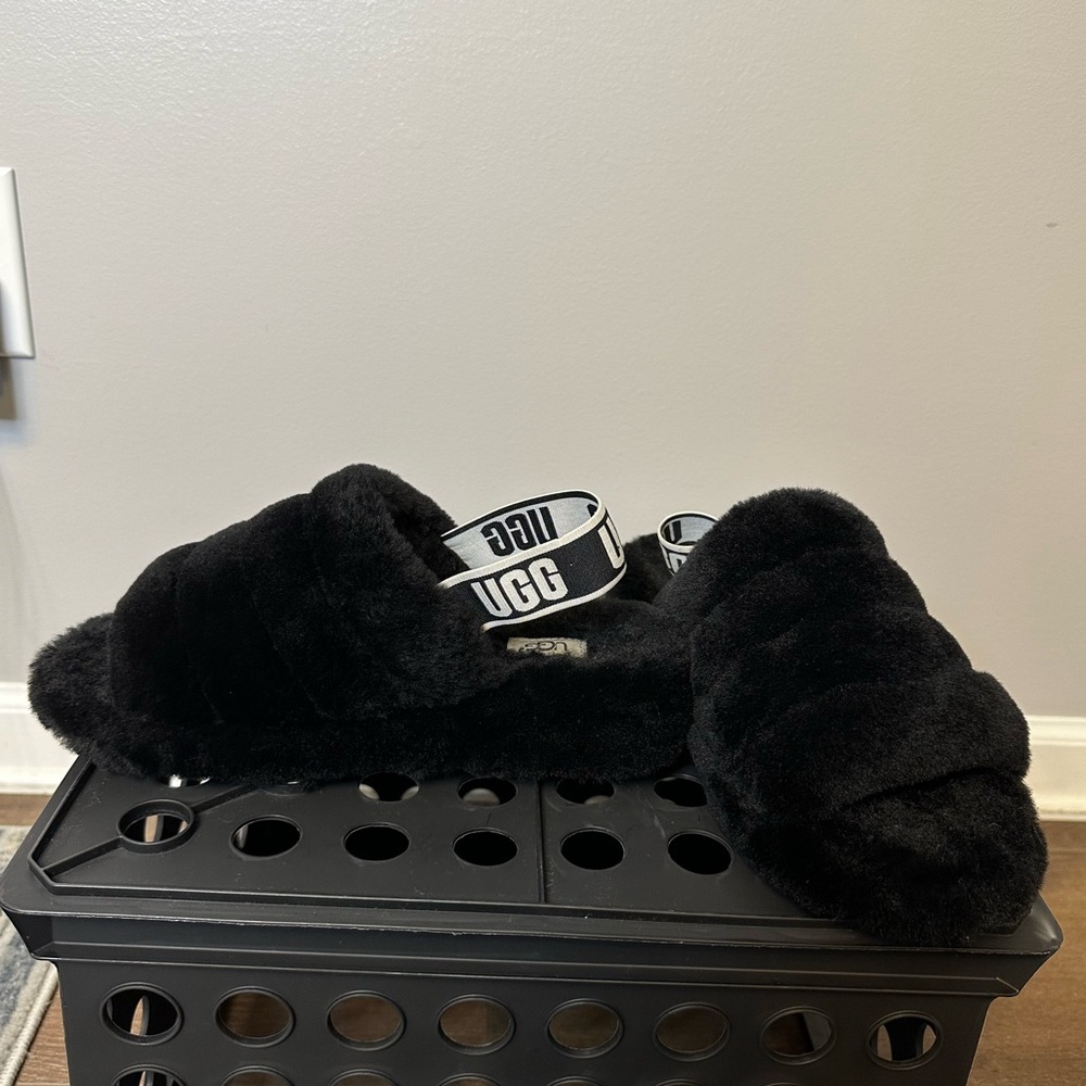 FUZZY BLACK UGG SLIPPERS SIZE 9
